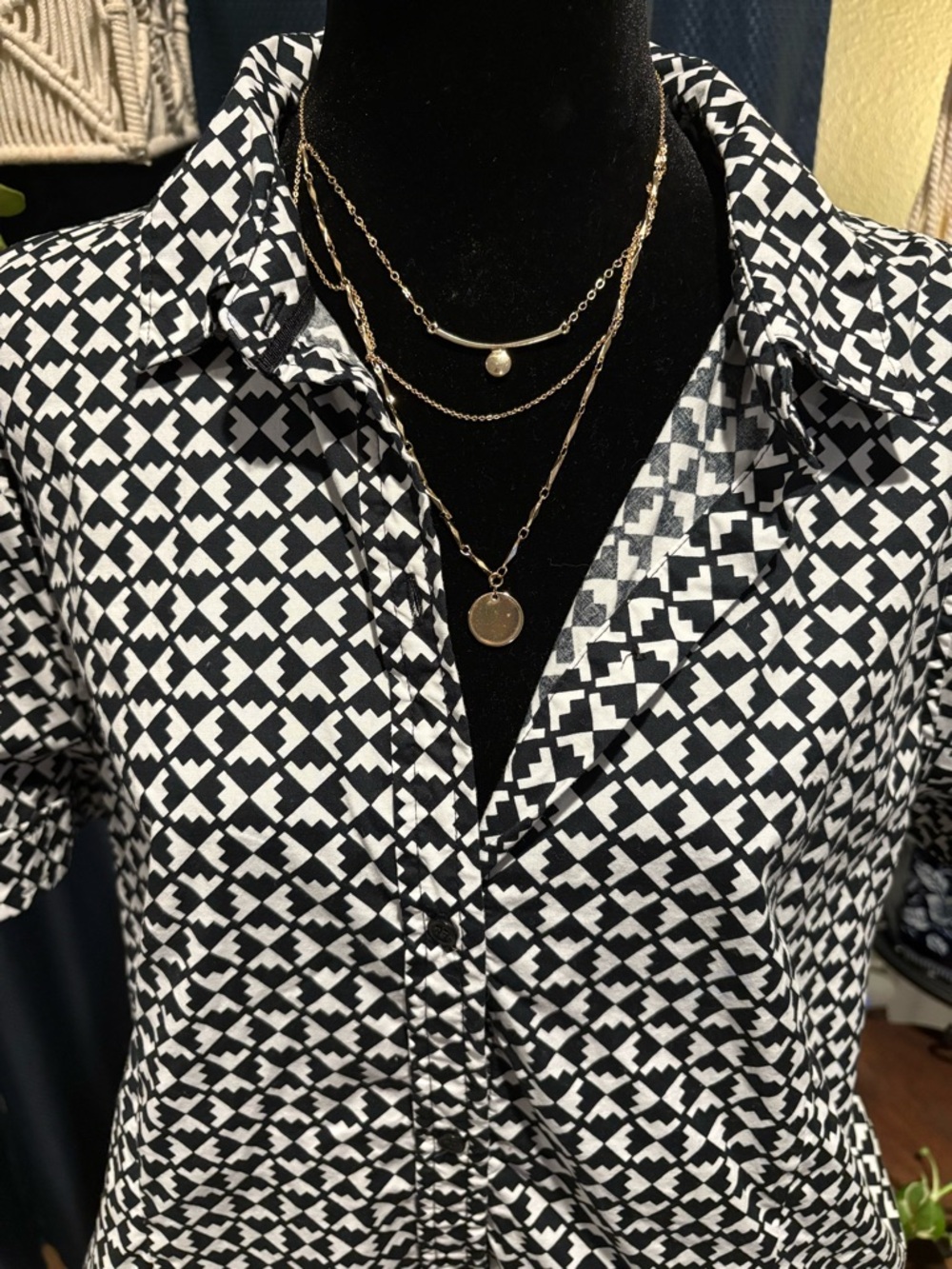 Liz Claiborne Black and White Geometric Short Sleeve Button-Down Shirt